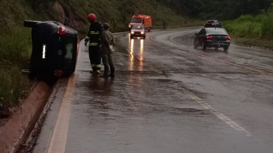 Itabirito Br Carro Tomba Na Serra Da Santa Veja Fotos