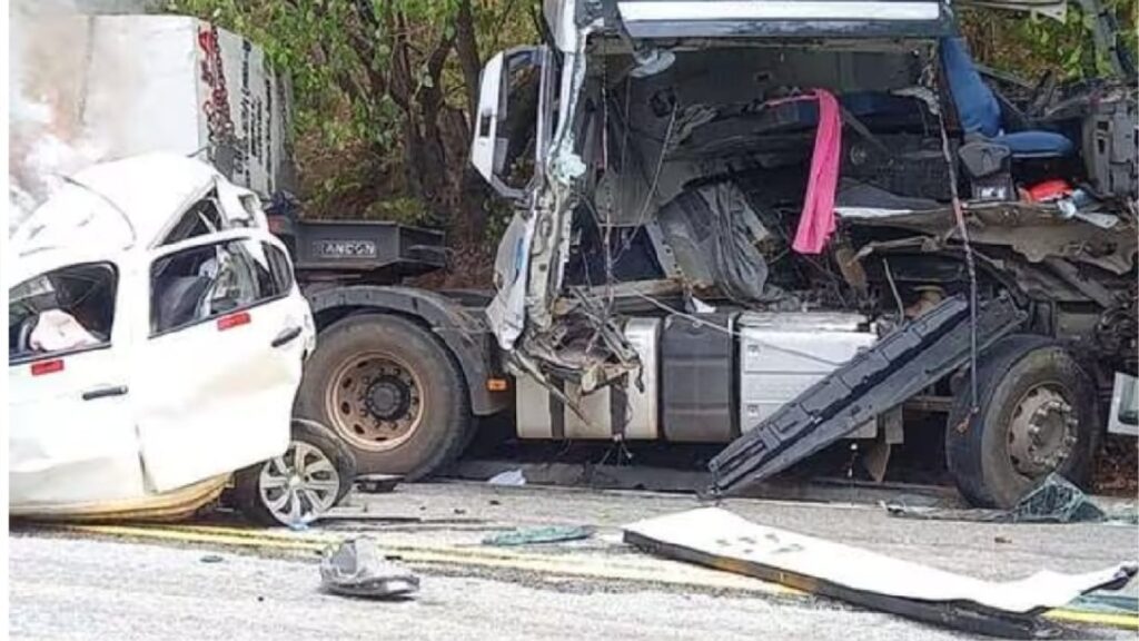 Acidente envolvendo carro e duas carretas deixa vítima fatal em rodovia