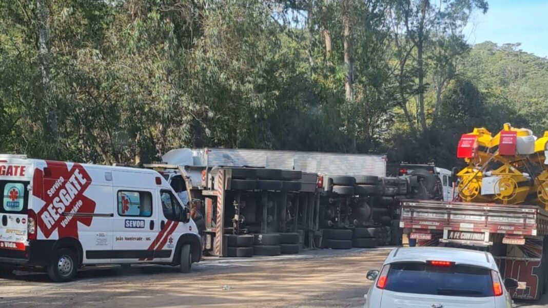 BR 381 carreta tomba e colide caminhão baú e uma caminhonete em