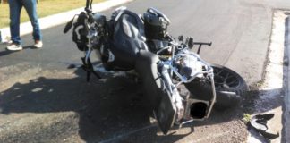 BR-356: Motociclista é lançado a 15 m após ser fechado por carro em trevo de Itabirito