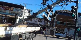 Itabirito: acidente faz poste cair sobre carreta, complica trânsito e provoca falta de luz