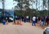 Em protesto, empregados da HTB fecham acesso ao novo Bento Rodrigues, em Mariana; VÍDEO
