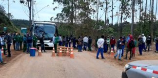 Em protesto, empregados da HTB fecham acesso ao novo Bento Rodrigues, em Mariana; VÍDEO