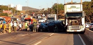 Vídeos mostram carreta desgovernada atingindo 19 veículos em BH; Assista-os