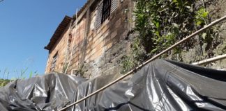 Country, Itabirito: barranco cai e põe em risco casa onde moram mãe e 6 filhos, sendo 5 crianças