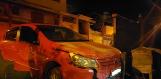 Itabirito: veículo invade quintal de casa na Vila Gonçalo; Veja fotos