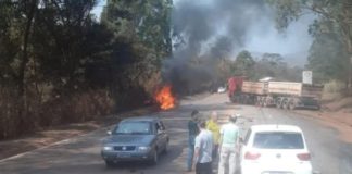 Congonhas, BR-040: motorista morre carbonizado após acidente entre carro e carreta; Veja vídeo
