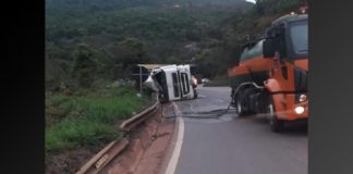 Carreta, placa de Ouro Preto, carregada de caixas vazias de cerveja tomba em Itabirito