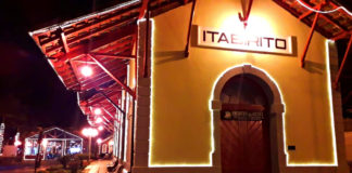 Veja fotos: Enfeites de Natal brilham em ruas centrais de Itabirito; transeuntes opinam