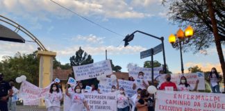 30h semanais e condições mais dignas: Enfermeiros da UPA fazem protesto pelas ruas de Itabirito
