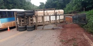 Itabirito, BR-356: Acidente envolve carreta bitrem e ônibus com funcionários que atuam na Vale