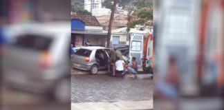 Carro invade Praça Dr. Guilherme, em Itabirito