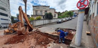 Itabirito: Saae instala canaletas entre ruas José Sans e Henrique Michel