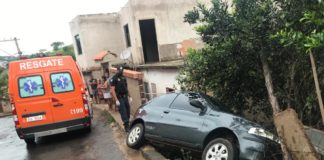 Itabirito: Motorista perde controle e carro cai em vala no bairro Itaubira; veja fotos