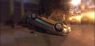 Carro com mãe grávida e filho de 2 anos capota no Novo Itabirito; veja fotos