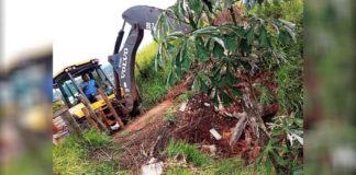Grande quantidade de lixo jogada: Saae Itabirito limpa rede de drenagem no acesso ao Alto do Cristo; FOTOS