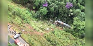Santa Rita de Ouro Preto: Ônibus cai em ribanceira; 2 mortos, vários feridos