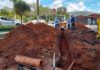 Itabirito: Saae instala rede de esgoto na Rua Belo Horizonte, no Centro