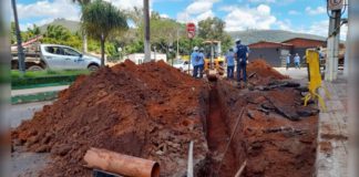 Itabirito: Saae instala rede de esgoto na Rua Belo Horizonte, no Centro