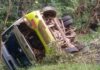 Itabirito: Micro-ônibus, com 4 trabalhadores terceirizados da Vale, cai em ribanceira; fotos