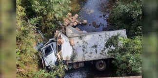 Santa Rita de Ouro Preto: Caminhão cai de ponte e mata passageiro