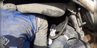 Moeda: Caminhão com cimento perde freio e bate em barranco; motorista fica preso às ferragens