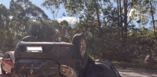 Itabirito: Carro capota na BR-356; veja vídeos
