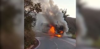 Itabirito: Ônibus, que transportava turistas, pega fogo na BR-356; VEJA VÍDEOS