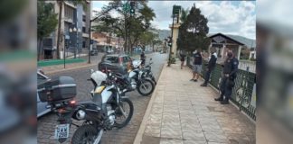 Artista de rua venezuelano é atropelado no Centro de Itabirito