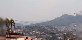 Com umidade do ar semelhante à dos desertos, Itabirito está sob fumaça