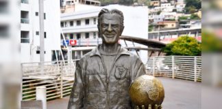 Prefeitura de Itabirito recupera e reinstala bola em estátua de Telê Santana