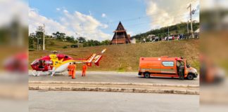 BR-356: Motociclista é levado de helicóptero ao João XXIII após acidente no acesso 2 de Itabirito Minutos antes de o motociclista ser colocado na aeronave. Foto - Brigada Municipal de Itabirito