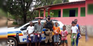 PMs distribuem lembranças para crianças na zona rural de Ouro Preto e Mariana; fotos