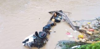 Mariana: Caminhão carregado de batatas se envolve em acidente e cai no Rio Gualaxo; FOTOS