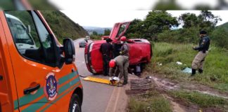 BR-356, Itabirito: Motorista dorme ao volante e carro capota na descida da Serra da Santa