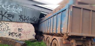 BH: carreta descontrolada atinge 11 veículos no Anel Rodoviário e invade galpão; VEJA VÍDEO