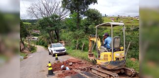 Asfalto cede em rua do bairro Portões em Itabirito