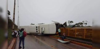 Ônibus da Vale capota na área da Mina Capitão do Mato, em Nova Lima