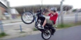 Itabirito: manobras arriscadas com motos, mesmo em carreatas de Natal, não são toleradas pela PM