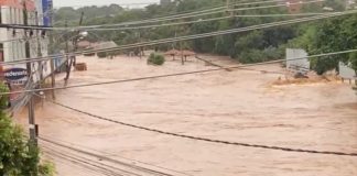 Vídeos mostram a força das águas que castigam Salinas, no Norte de MG