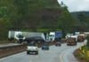 Ouro Preto: carreta tomba na BR-040 e deixa via parcialmente interditada