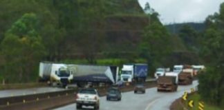 Ouro Preto: carreta tomba na BR-040 e deixa via parcialmente interditada