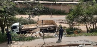 Itabirito: ao tentar fazer curva, caminhão cai de barranco e vai parar na continuação da José Farid