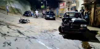 Acidente entre carro e moto na entrada do bairro Calçadas, em Itabirito