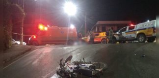 Motociclista de 19 anos, ao fugir da PM, morre após colidir com micro-ônibus, em Itabirito