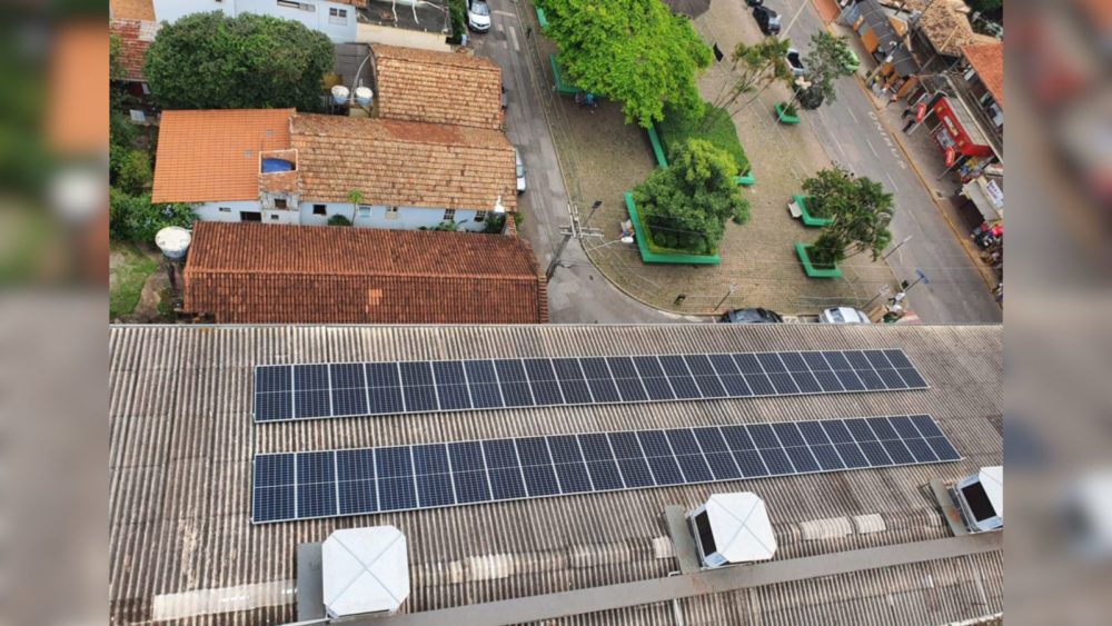 Exemplo: placas de energia solar fotovoltaica instaladas na Matriz de São Sebastião, em Itabirito. A iniciativa foi da própria igreja, uma vez que não se trata de um prédio da Prefeitura. Foto - Foto - Araújo Soluções