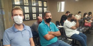 Itabirito: servidores fazem manifestação na Câmara contra a volta das 8h diárias na Prefeitura