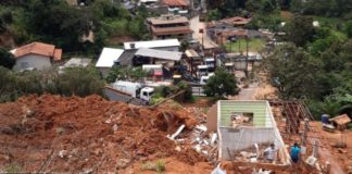 Família busca ajuda após ter casa soterrada em Itabirito