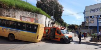 Itabirito: ao tentar ajudar se colocando debaixo de ônibus em pleno morro, homem fica prensado