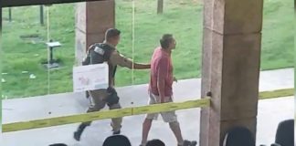 Em ataque de fúria, morador de Itabirito grita e quebra objetos no hall da Prefeitura; VEJA VÍDEO